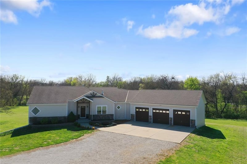 11112 E 227th St, Peculiar, MO 64078