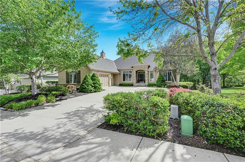 16719 S Country Club Dr, Loch Lloyd, MO 64012