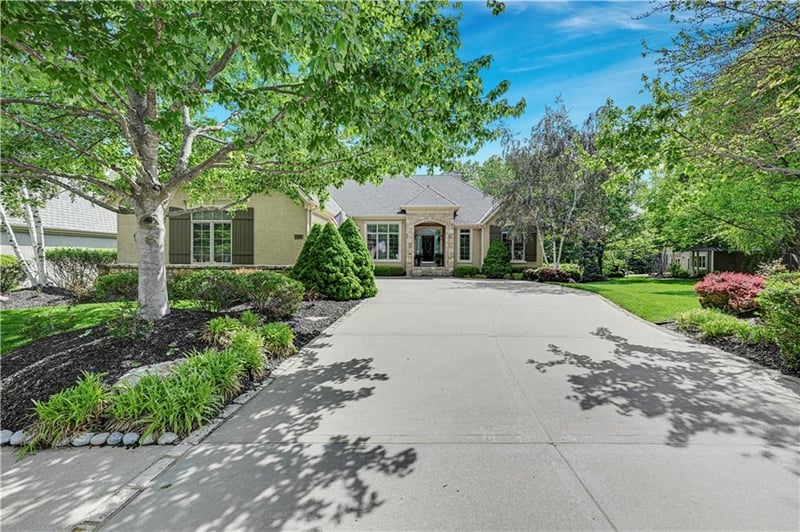 16719 S Country Club Dr, Loch Lloyd, MO 64012