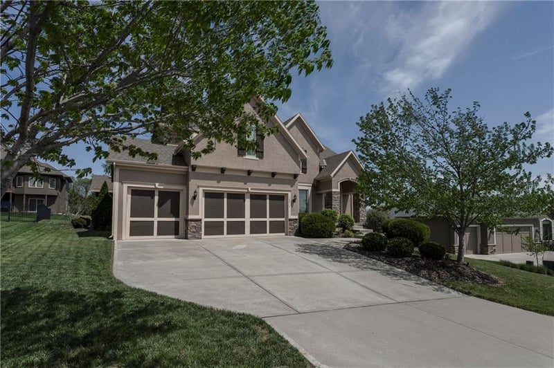 18914 100th St, Lenexa, KS 66220