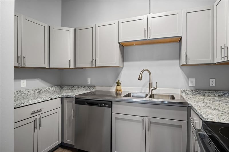 113 W 5th St #206, Kansas City, MO 64105