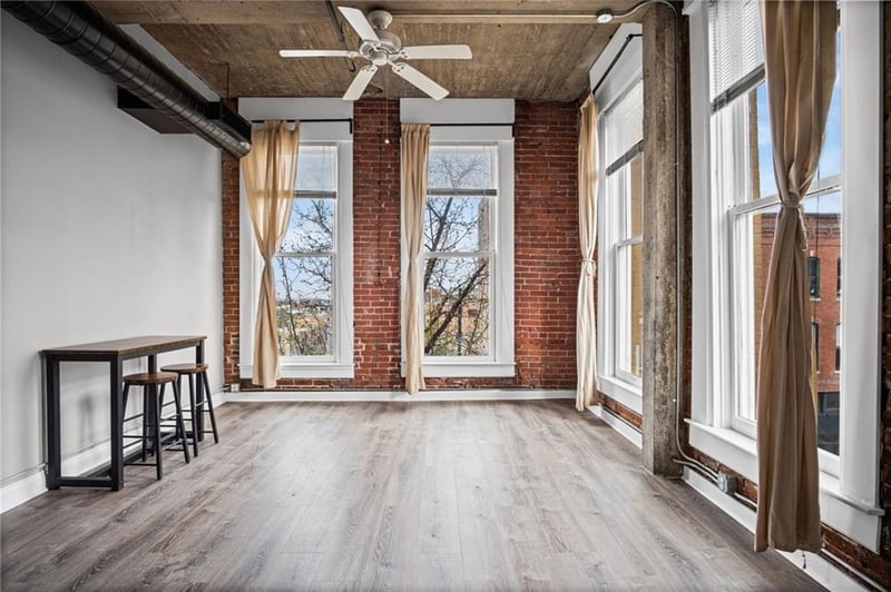 113 W 5th St #206, Kansas City, MO 64105