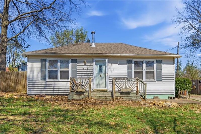 206 Alberta St, Mclouth, KS 66054