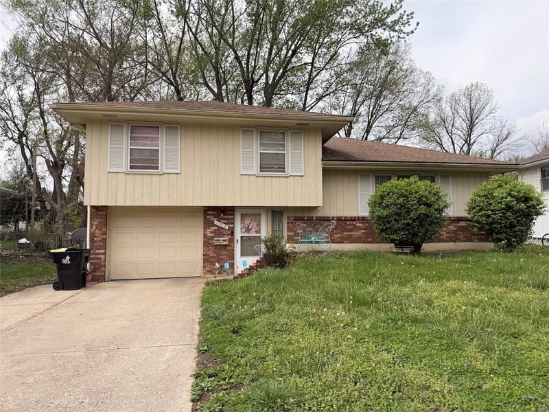 11916 Armitage Dr, Grandview, MO 64030