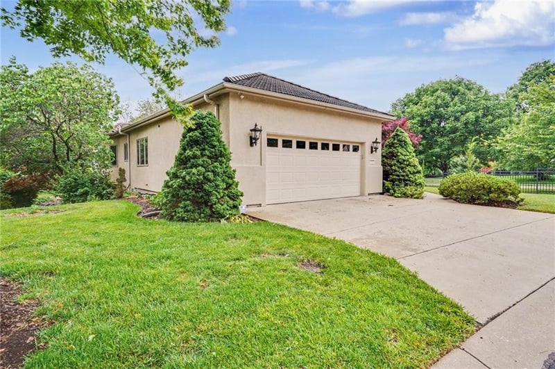 5727 Villa Dr, Lawrence, KS 66047