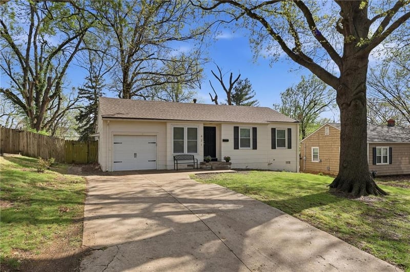 421 88 St, Kansas City, MO 64114