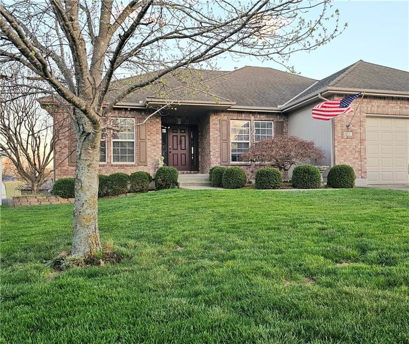 807 Poplar Ct, Grain Valley, MO 64029