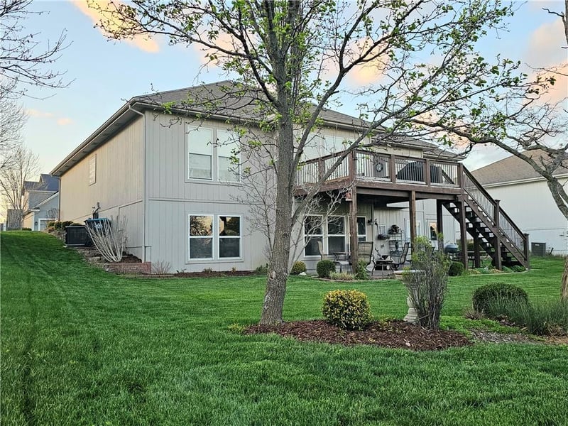 807 Poplar Ct, Grain Valley, MO 64029