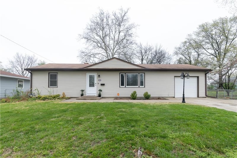 4404 137th St, Grandview, MO 64030