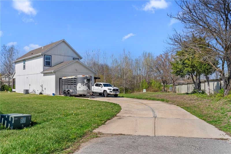231 Jenny Ln, Raymore, MO 64083