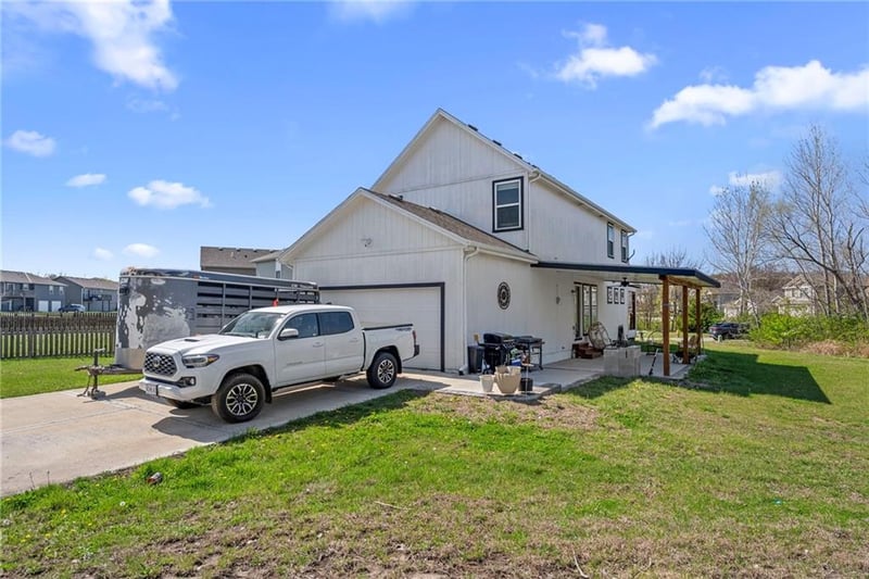 231 Jenny Ln, Raymore, MO 64083