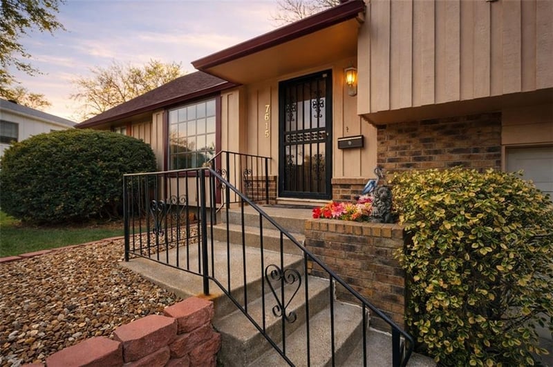 7615 95th St, Overland Park, KS 66212
