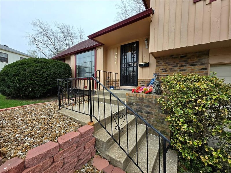 7615 95th St, Overland Park, KS 66212