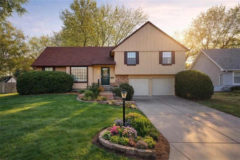7615 95th St, Overland Park, KS 66212