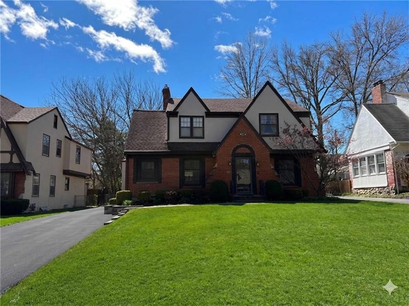 1207 Gregory Blvd, Kansas City, MO 64114
