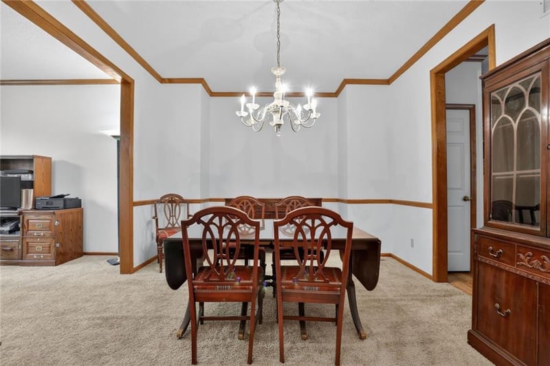 8442 Lakeview Ave, Lenexa, KS 66219