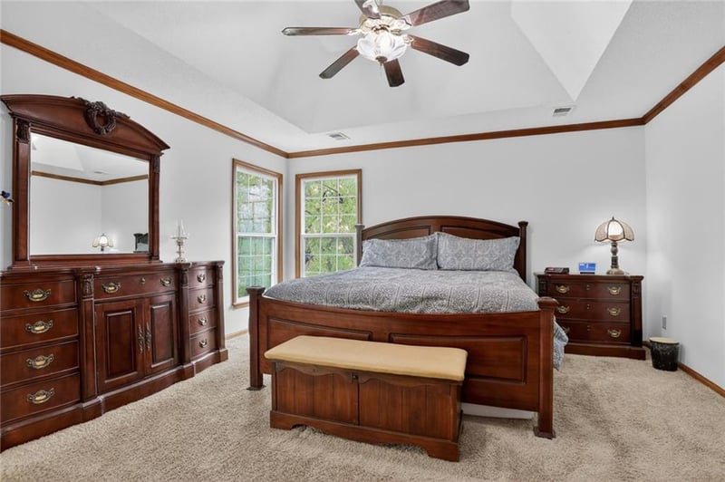 8442 Lakeview Ave, Lenexa, KS 66219