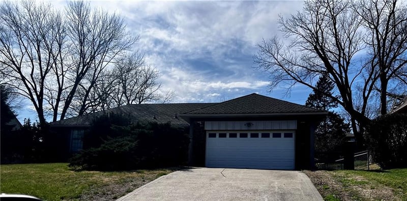 6908 Overland Dr, Kansas City, MO 64151
