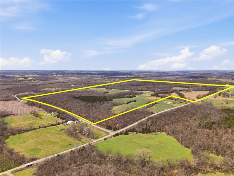 29001 219th St, Easton, KS 66020