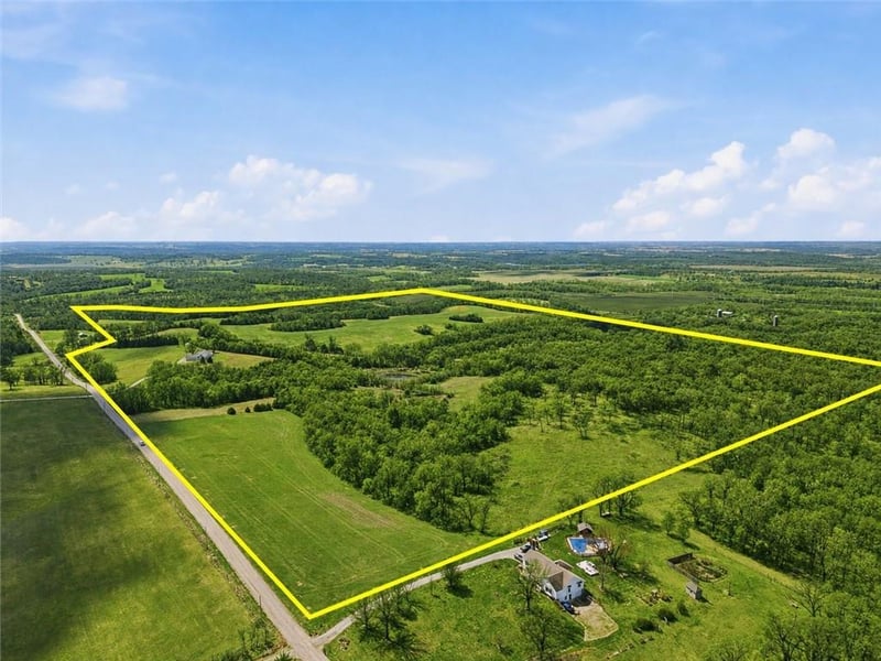 29001 219th St, Easton, KS 66020