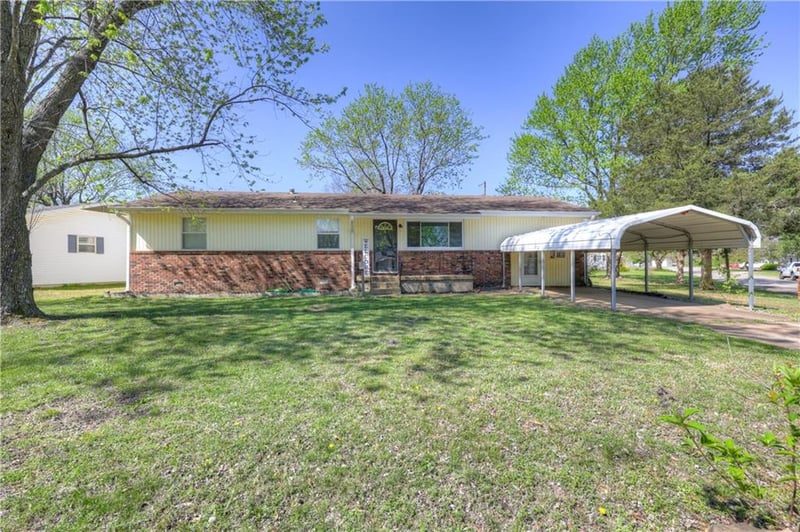 521 Sunset Cir, Columbus, KS 66725