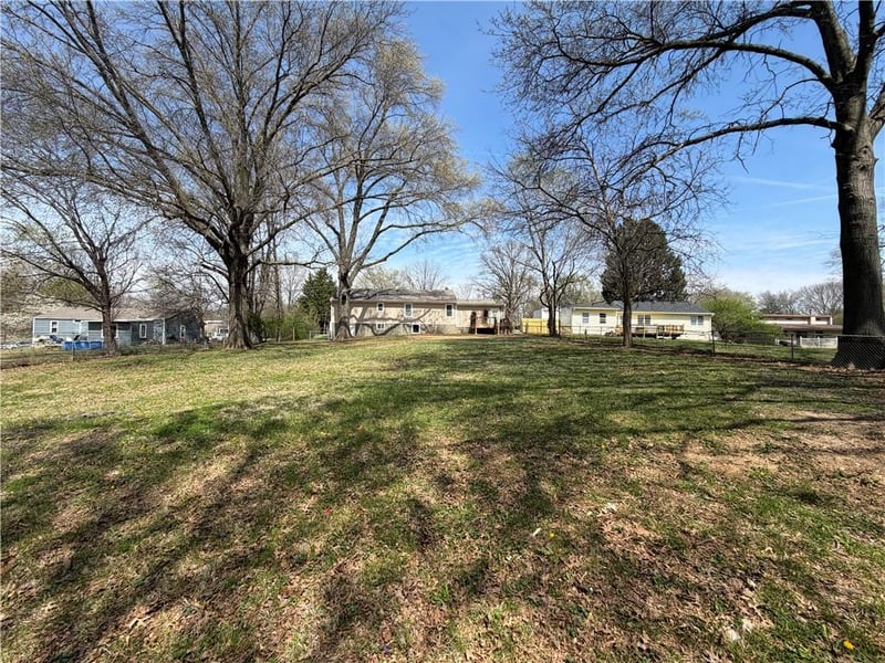 8025 Waverly Ave, Kansas City, KS 66109