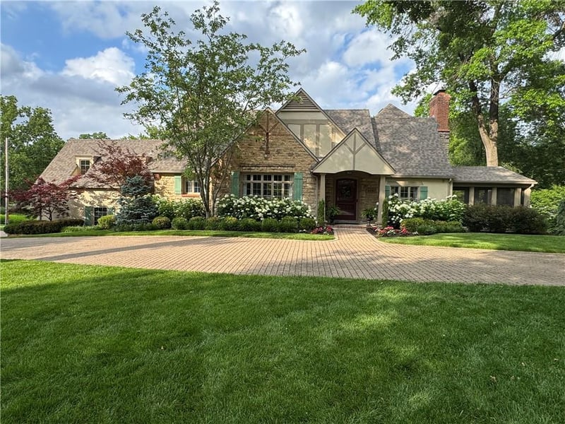 6331 Ensley Ln, Mission Hills, KS 66208