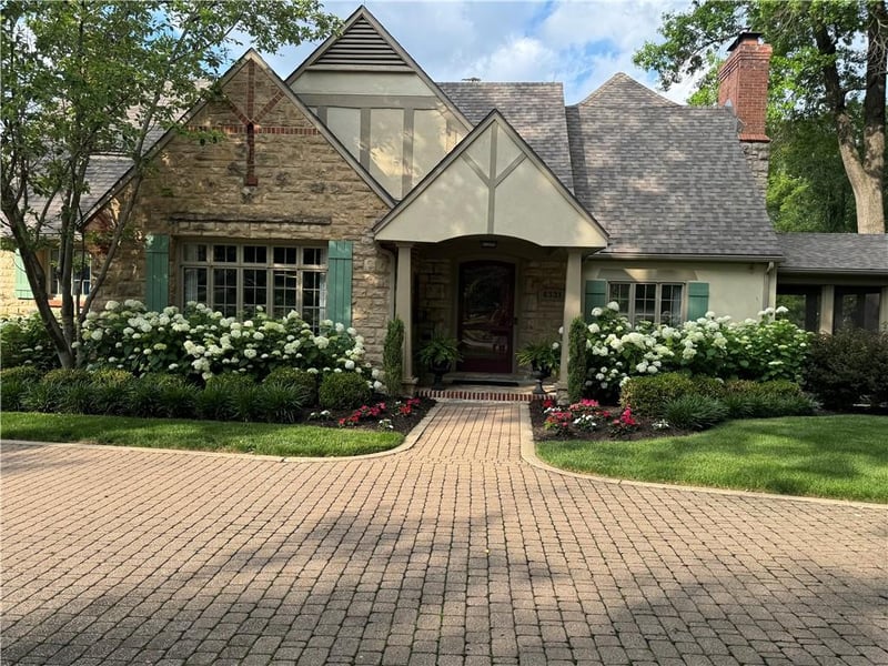 6331 Ensley Ln, Mission Hills, KS 66208