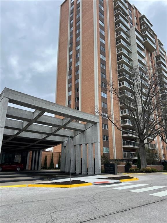 121 48th St #202, Kansas City, MO 64112