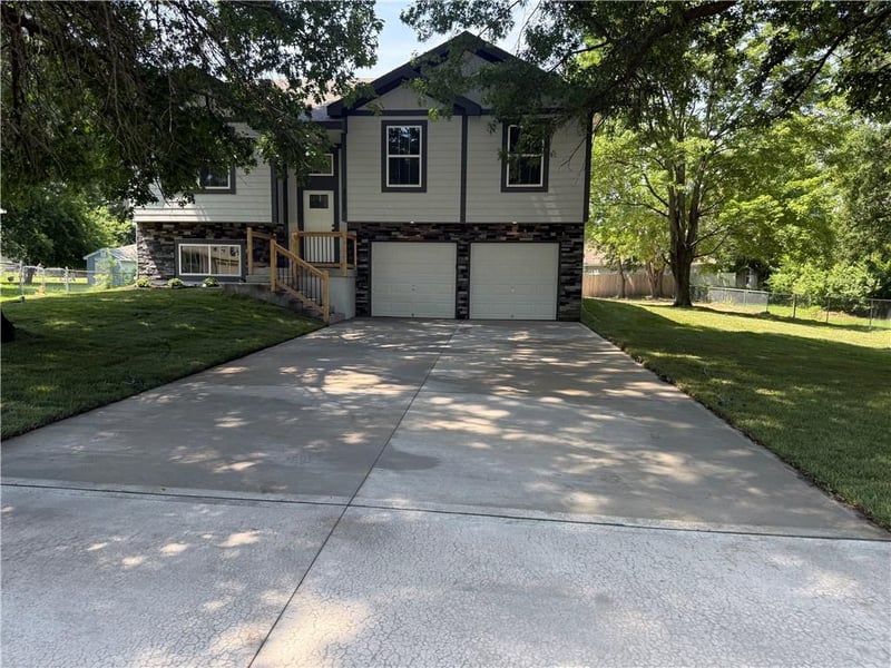 21608 S Clairmont St, Peculiar, MO 64078