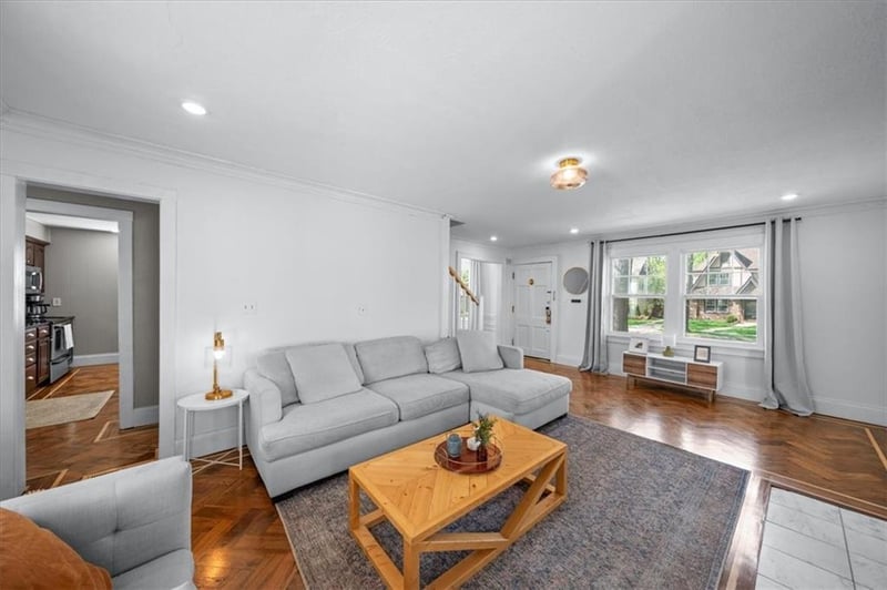7 W Winthrope Rd, Kansas City, MO 64113