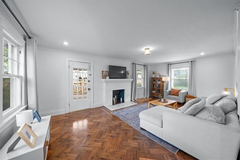 7 Winthrope Rd, Kansas City, MO 64113