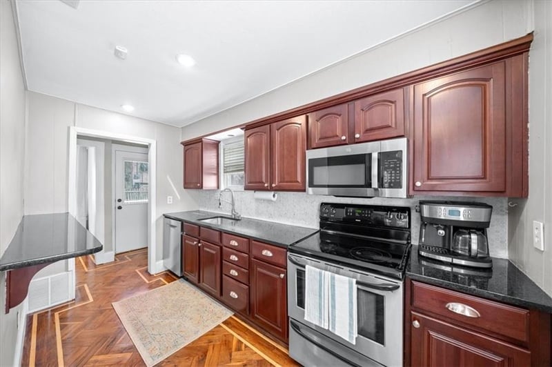 7 Winthrope Rd, Kansas City, MO 64113