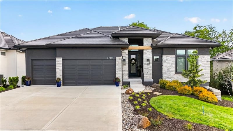 27253 W 100th Ter, Olathe, KS 66061