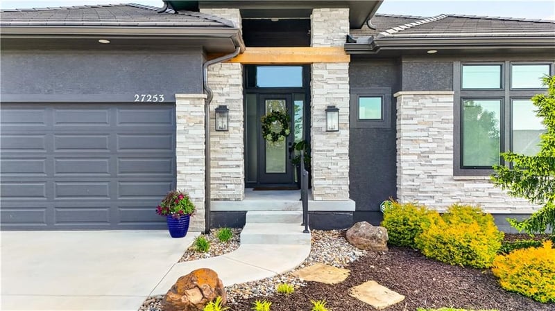 27253 W 100th Ter, Olathe, KS 66061