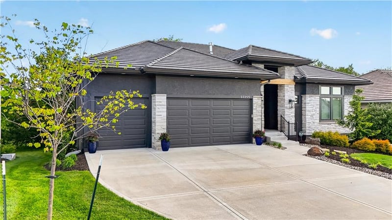 27253 W 100th Ter, Olathe, KS 66061