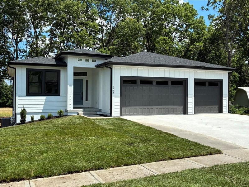 1703 Locust St, Oak Grove, MO 64075