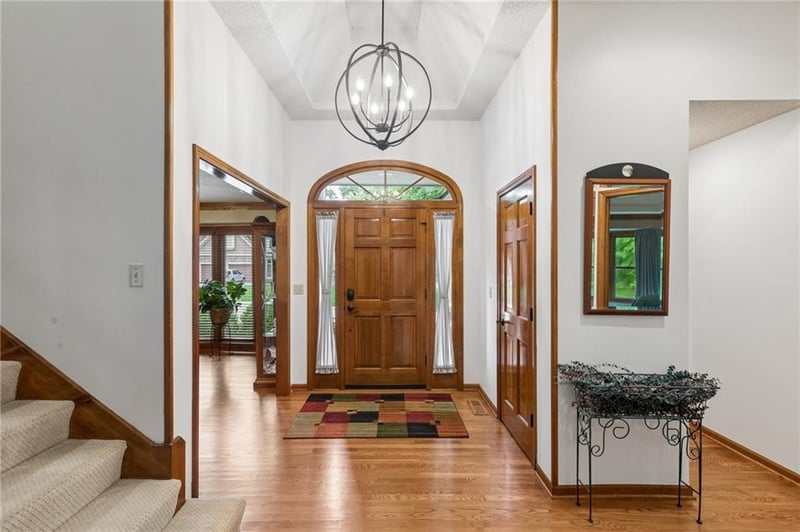 142 The Woodlands Dr, Gladstone, MO 64119