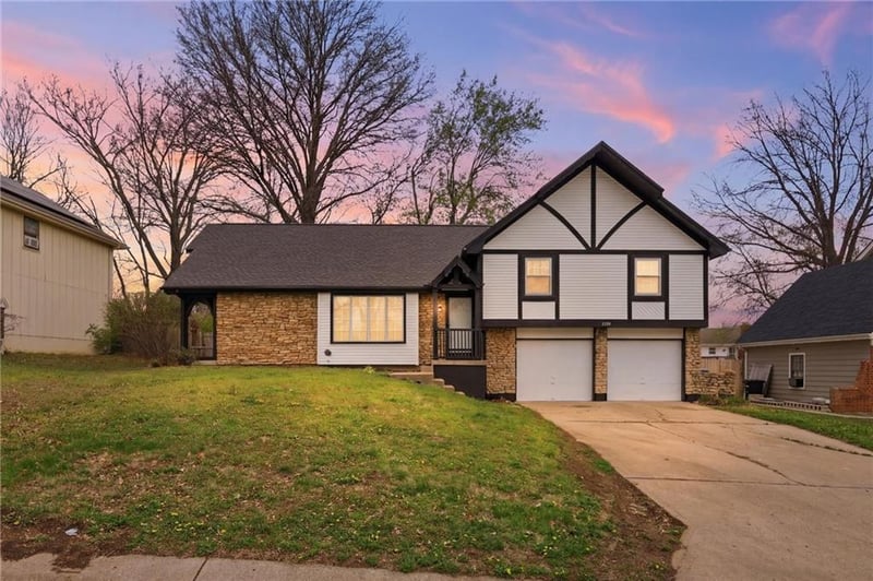 6608 124th St, Grandview, MO 64030