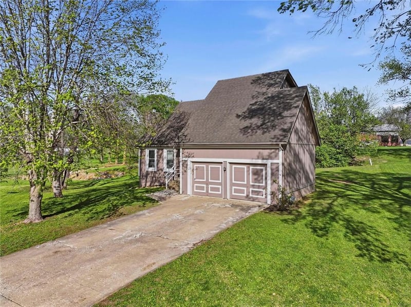 8111 Swarner Dr, Lenexa, KS 66215