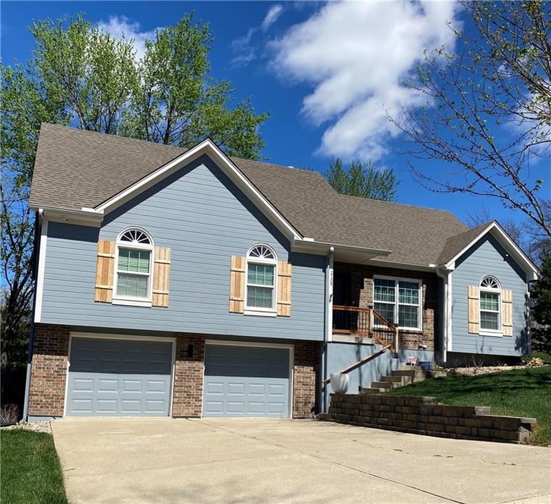 2109 Brookshire Dr, Blue Springs, MO 64015