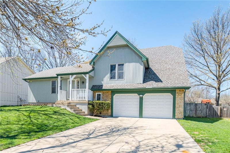 6528 London Dr, Kansas City, MO 64151