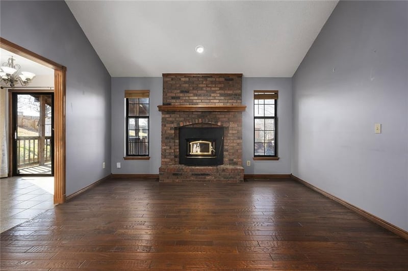 305 Bent Tree Dr, Blue Springs, MO 64014