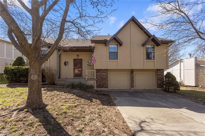 305 Bent Tree Dr, Blue Springs, MO 64014