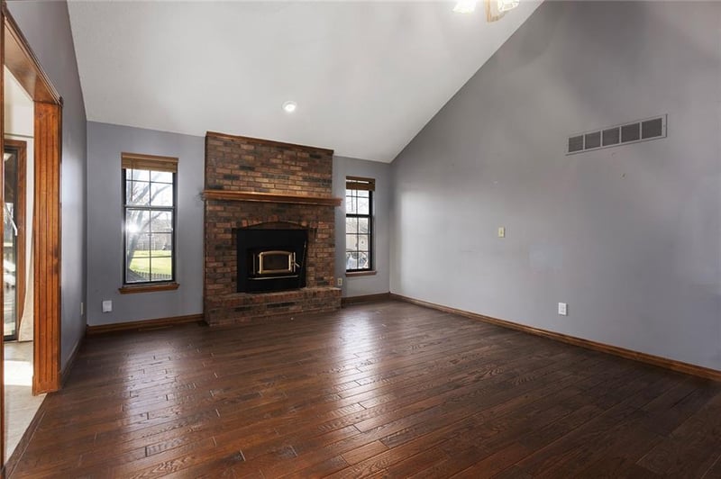 305 Bent Tree Dr, Blue Springs, MO 64014