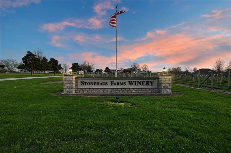24607 Colbern Rd, Lee's Summit, MO 64086