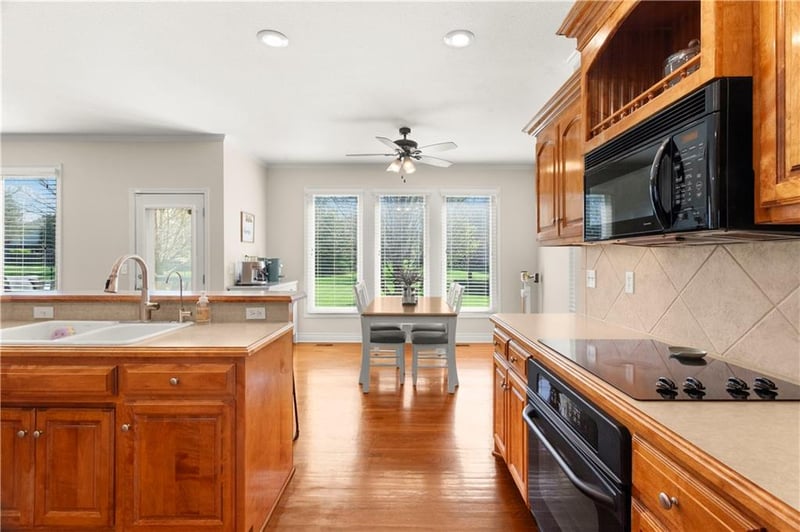 709 Twin Brook Dr, Lee's Summit, MO 64086