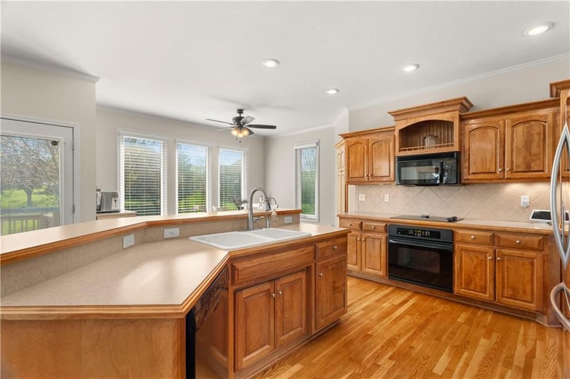 709 Twin Brook Dr, Lee's Summit, MO 64086