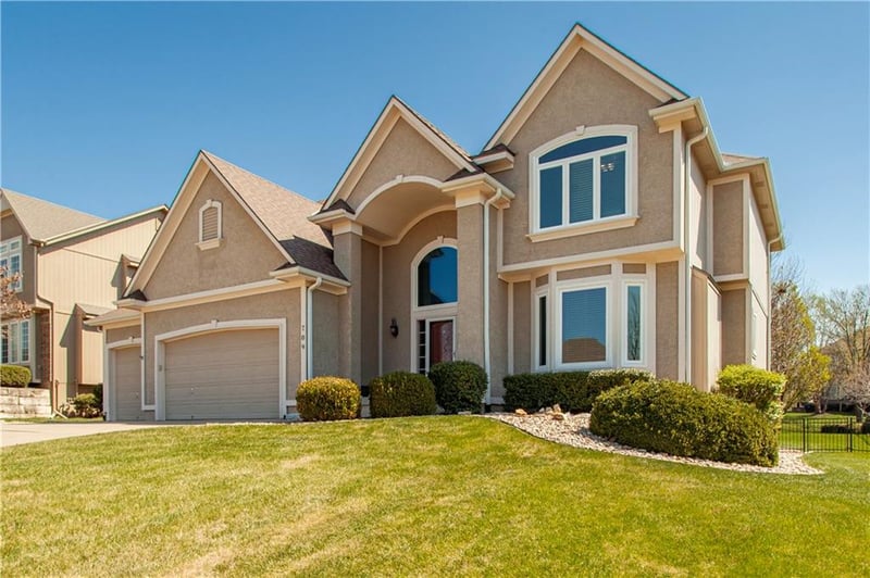 709 Twin Brook Dr, Lee's Summit, MO 64086