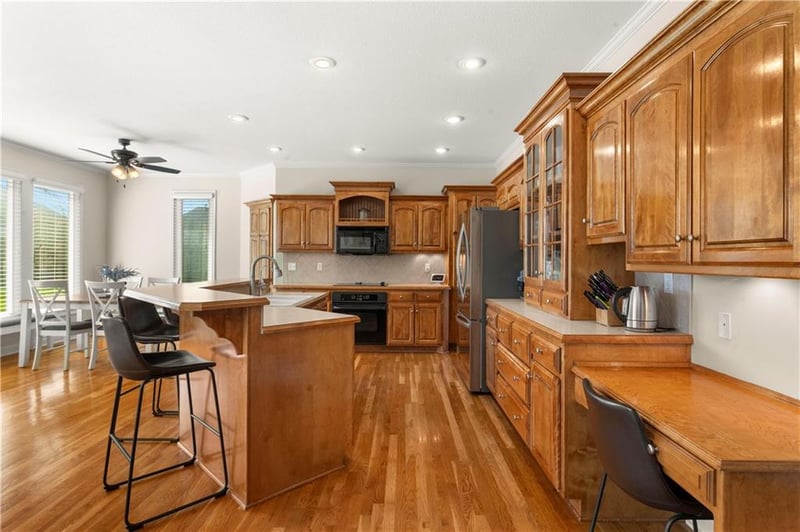 709 Twin Brook Dr, Lee's Summit, MO 64086